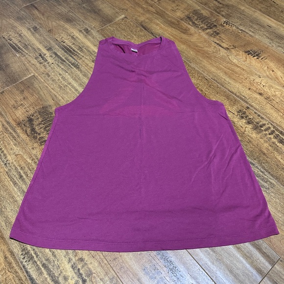 2 Reebok Workout Tanks - Picture 4 of 5